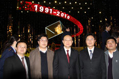 國(guó)家質(zhì)檢總局副局長(zhǎng)支樹(shù)平（右三）在中央電視臺(tái)演播大廳2010年&ldquo;3.15晚會(huì)&rdquo;直播現(xiàn)場(chǎng)與中國(guó)質(zhì)量檢驗(yàn)協(xié)會(huì)會(huì)員工作部主任楊曉東（右二）、防偽中心主任王成村（右一）、會(huì)員工作部副主任劉輝（左二）、會(huì)員工作部副主任王劍（左一）等協(xié)會(huì)工作人員代表合影留念